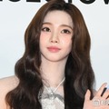 aespaカリナ、美脚際立つミニスカ×ブーツの空港ショットに反響「美しすぎる」「映画のワンシーンみたい」 画像