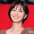 岡崎紗絵、スラリ美脚際立つスリットスカート姿公開「身体の半分以上脚」「可愛すぎます」の声 画像
