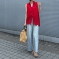 鮮やかな「赤」は大人の着映えカラー。×ライトブルーデニムで仕上げる抜け感カジュアル【40代の毎日コーデ】 画像