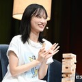 ジェンガを楽しむ山下美月（C）モデルプレス