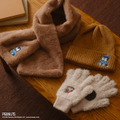 マフラー ¥3,300、ニット帽 ¥3,300、リブ付ユビデル手袋 ¥3,300/© 2026 Peanuts Worldwide LLC