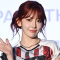 LE SSERAFIMサクラ、美ウエスト輝くノースリーブトップス姿に反響「異次元のビジュアル」「可愛すぎる」 画像