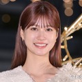 生見愛瑠、スラリ美脚際立つミニワンピ姿公開「スタイル抜群」「オシャレ」などと反響 画像