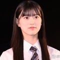 AKB48メンバー、ミニスカ×ハイソックスの美脚コーデ「脚が長い」「等身バランス完璧」 画像