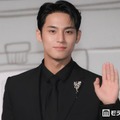 SEVENTEENミンギュ、入隊前に坊主姿公開「頭の形が綺麗」「どんな髪型も似合う」と反響相次ぐ 画像