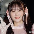 ＝LOVEメンバー、美デコルテ＆美脚際立つオフショル×ショーパンコーデに反響「透き通るような肌」「脚が真っ直ぐで綺麗すぎる」 画像