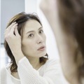 閉経後は「頭の中央の分け目」から薄毛が始まる⁉ 更年期の髪の悩み、原因を専門医が解説 画像