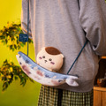 「ちいかわ くりまんじゅうだらけくじ」D賞： 焼きサンマのぬいぐるみポシェット 全1種©nagano