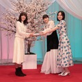 NHK連続テレビ小説「風、薫る」見上愛＆上坂樹里から「ブラッサム」石橋静河へバトンタッチ ドラマゆかりの品をプレゼント交換 画像