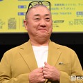 2児の父・山本圭壱、1歳長女・にこりちゃんとの“おこ顔”披露「癒し効果抜群」「公園にお出かけかな？」の声 画像