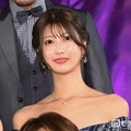 美人アナウンサー、ほっそり美脚際立つミニワンピ自撮りショット公開「似合いすぎてて天才」「ビジュアル最高」の声 画像