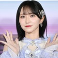 ＝LOVE野口衣織「白ドレス衣装とチェーンソー」美脚際立つMVオフショット公開「ギャップ萌え」「お人形さんみたい」と反響 画像
