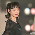 高橋愛、夫・あべこうじにハグ「体格差にキュンキュンする」「ラブラブな2人に癒された」と反響 画像