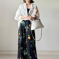 「柄ボトムス」は秋も着映えるアイテム。華やかボタニカル柄パンツで作るリラックスシック【40代の毎日コーデ】
