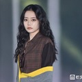 なごみ、スモーキーメイクで雰囲気一変 カラータイツで美脚スラリ【ガルアワ2026A/W】 画像