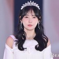 ≠ME鈴木瞳美、ティアラ×オフショルトップスで美肩際立つ キュートなウィンクで会場魅了【ガルアワ2026A/W】 画像