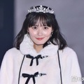 乃木坂46遠藤さくら、美脚際立つミニスカ×ブーツ姿 ティアラ身につけた甘めコーデに「リアルプリンセス」と反響【ガルアワ2026A/W】 画像