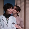 Netflix「ダウンタイム」松岡茉優＆仲里依紗が巨大撮影セット案内 話題の“研ナオコ特殊メイク”迫るメイキングも 画像