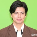 アレクサンダー、息子のピアノ練習中ショット公開「かっこいい」「目元がイケメンパパに似てる」 画像