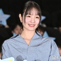 横田真悠、美ウエストちらりの白Tシャツ姿公開「お団子ヘア似合いすぎ」「大人っぽくてセクシー」と反響 画像