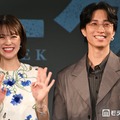 志田彩良（左）を“ママ”と呼ぶ田中樹（右）（C）モデルプレス