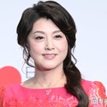 藤原紀香、青タイツ履いた圧巻の美脚披露「どれだけ長いんだ」「等身バランスが凄すぎる」 画像