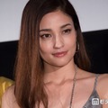 黒木メイサ、ウエストちらりのサイドカットアウトコーデ披露「スタイル抜群」「横向きのポーズかっこいい」と反響 画像