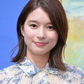 芳根京子、チェックのミニ丈衣装で美脚スラリ「脚が真っ直ぐで綺麗」「スタイル抜群」と絶賛の声 画像