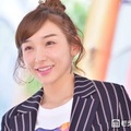 加護亜依、ミニスカ×ロングブーツで美脚際立つ秋コーデ公開「理想のスタイル」「おしゃれで素敵」と反響 画像