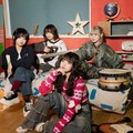 4ピースロックバンド・らそんぶる、新曲「恋じゃなくなっても」MV公開。楽曲の世界観を“花”で可視化 画像
