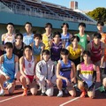 小林虎之介・菅生新樹・庄司浩平ら、学生キャスト18人勢ぞろい写真が初解禁 陸上競技場トラックに集結【俺たちの箱根駅伝】 画像