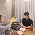 板野友美、高橋奎二「エイジレスボーイズ」（C）AbemaTV, Inc.