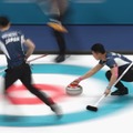 サッカー界も五輪に便乗！シティ選手が「カーリングごっこ」やる 画像