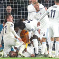 バイシクルが顔面直撃…「ピッチが凍りついた衝撃失神シーン」がこれ 画像