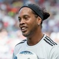 39歳ロナウジーニョ、7人を切り裂いた「神業ノールックパス」がこれ！ 画像