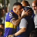 36歳テベス、59歳マラドーナと口と口でキス！「仰天キスシーン」がこれ 画像