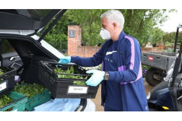 トッテナムのモウリーニョ監督、「野菜を配達する」写真が話題 画像