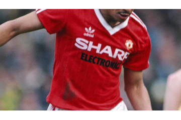 マンチェスター・U、1982-84「SHARP初登場」ユニフォームを振り返る 画像