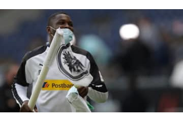 キスもエア化！コロナ対策で「ゴールセレブレーション」はこう変わった 画像