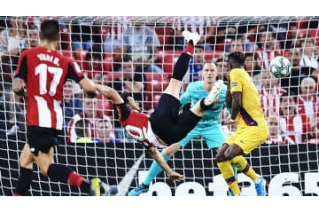 引退のアドゥリスが選ぶ最高ゴール、この「伝説のバイシクル」だった 画像