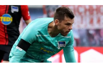 やっちまった…ヘルタ守護神「自分で投げ入れ失点」でがっくり 画像