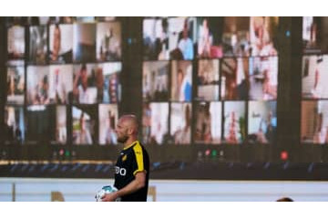 会場にサポーターの映像…デンマークの「リモート応援」模様がこれだ 画像