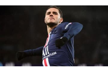 イカルディ、息子をプールに投げ込む 画像