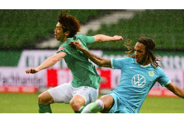 肉弾戦の大迫、女性審判に怒る！？「沸騰シーン」がこれ 画像