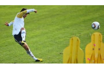 ワッキーも爆笑！俊輔だけには効かなかった「笑わせるFK妨害術」がおもしろい 画像