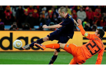 イニエスタの「ガチ全裸像」が物議を醸す 画像