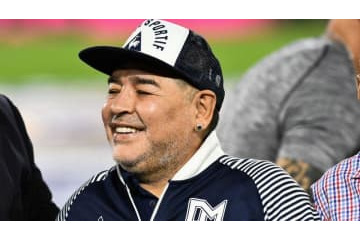 マラドーナ、ダンス中に生尻を出す 画像