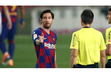 メッシ、相手DFの足を踏みつけ　「問題シーン」がこれ 画像