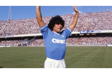 マラドーナ「泥まみれの超絶ドリブル」がこれ…病抱えた子供のために 画像