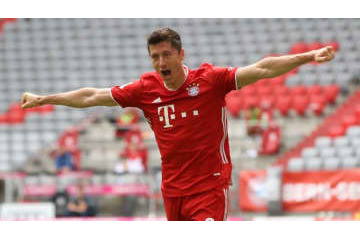 超人レヴァンドフスキ、サッカーを極めると「腹筋」はこうなる 画像